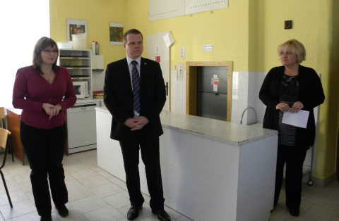 Zprava - ředitelka Jana Lachmanová, radní P.Petráček a pověřená vedoucí odboru soc. věcí KÚ LK Martina Teplá..